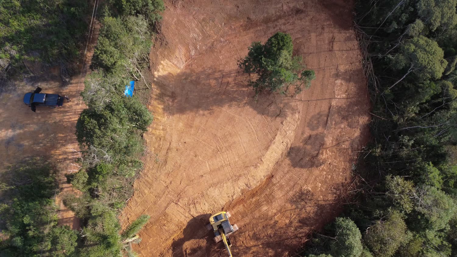 Terreno cortado, nivelado e com acesso aberto, pronto para a obra