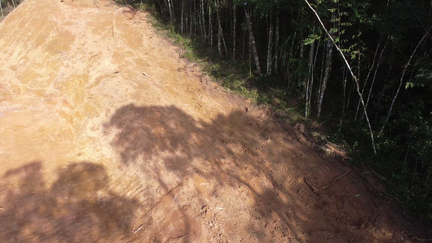 Terreno cortado e regularizado, com acesso aberto para a obra