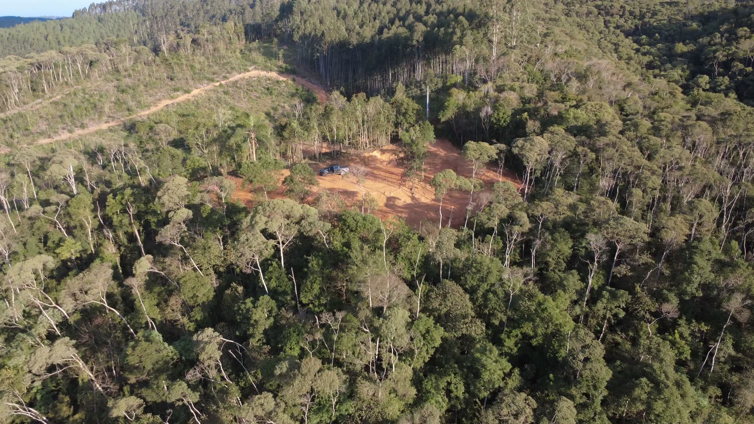 Vista aérea da área de trabalho aberta no terreno