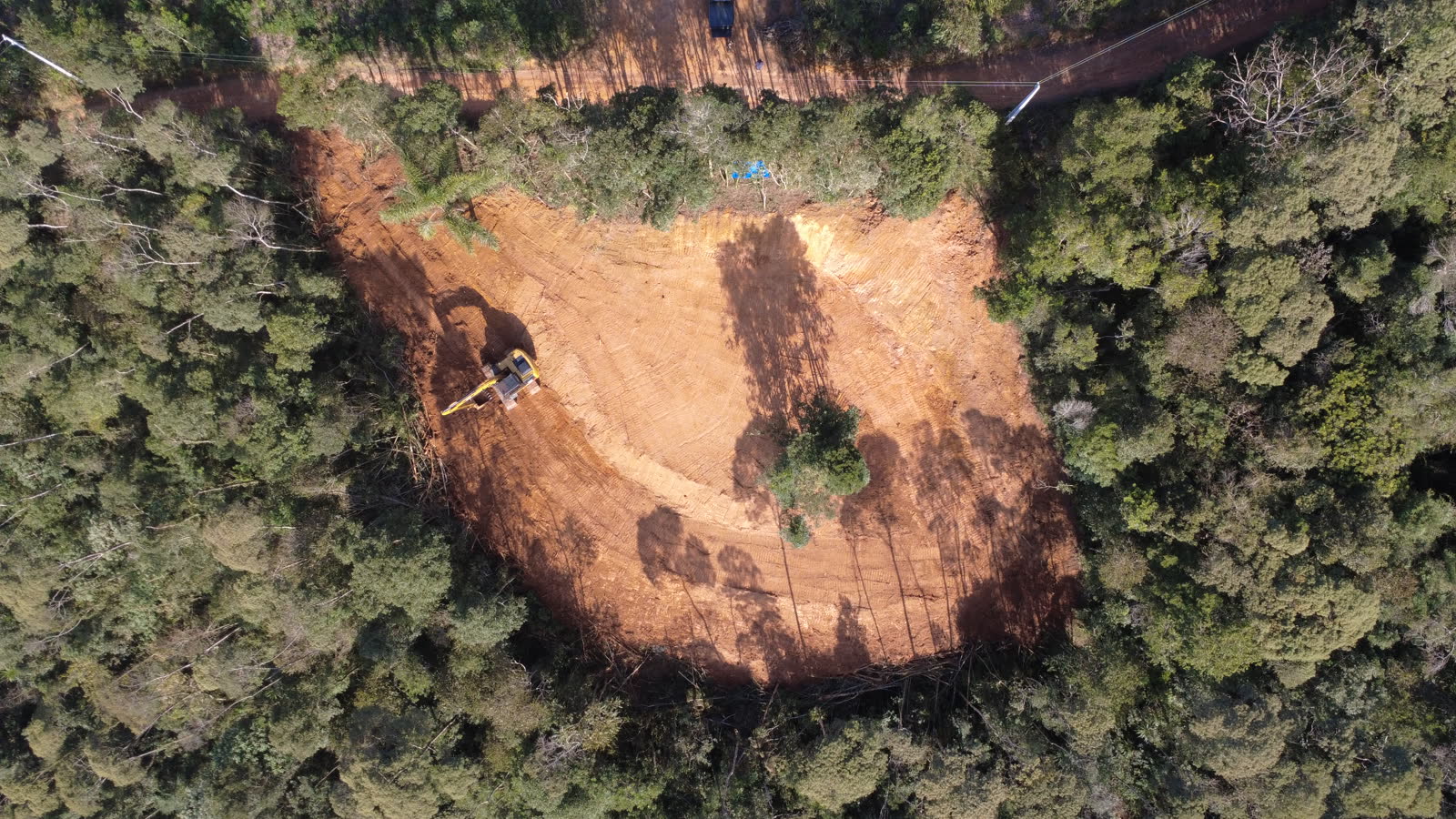 Vista aérea de terreno preparado pela Brustomac, com o platô nivelado e o acesso aberto